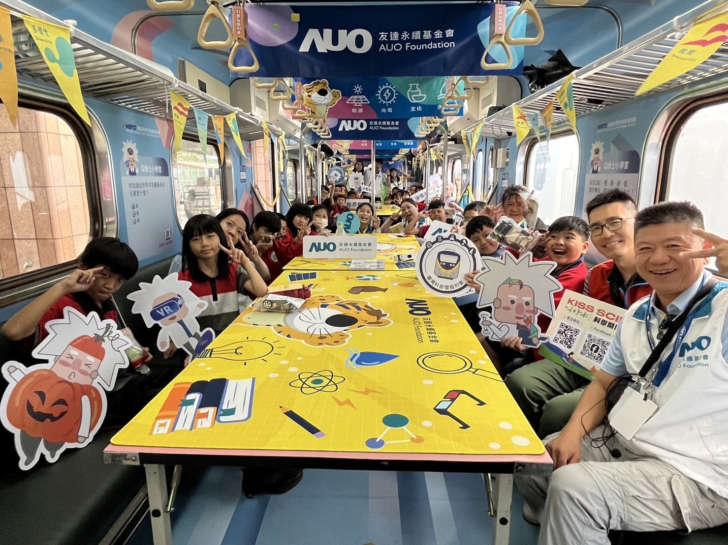 永續基金會參與「臺灣科普環島列車」，設計基礎科學車廂課程，以「淨零碳排和永續能源」為主題，讓學生透過創意實驗認識淨零知識，以及思考生活中的減碳行為