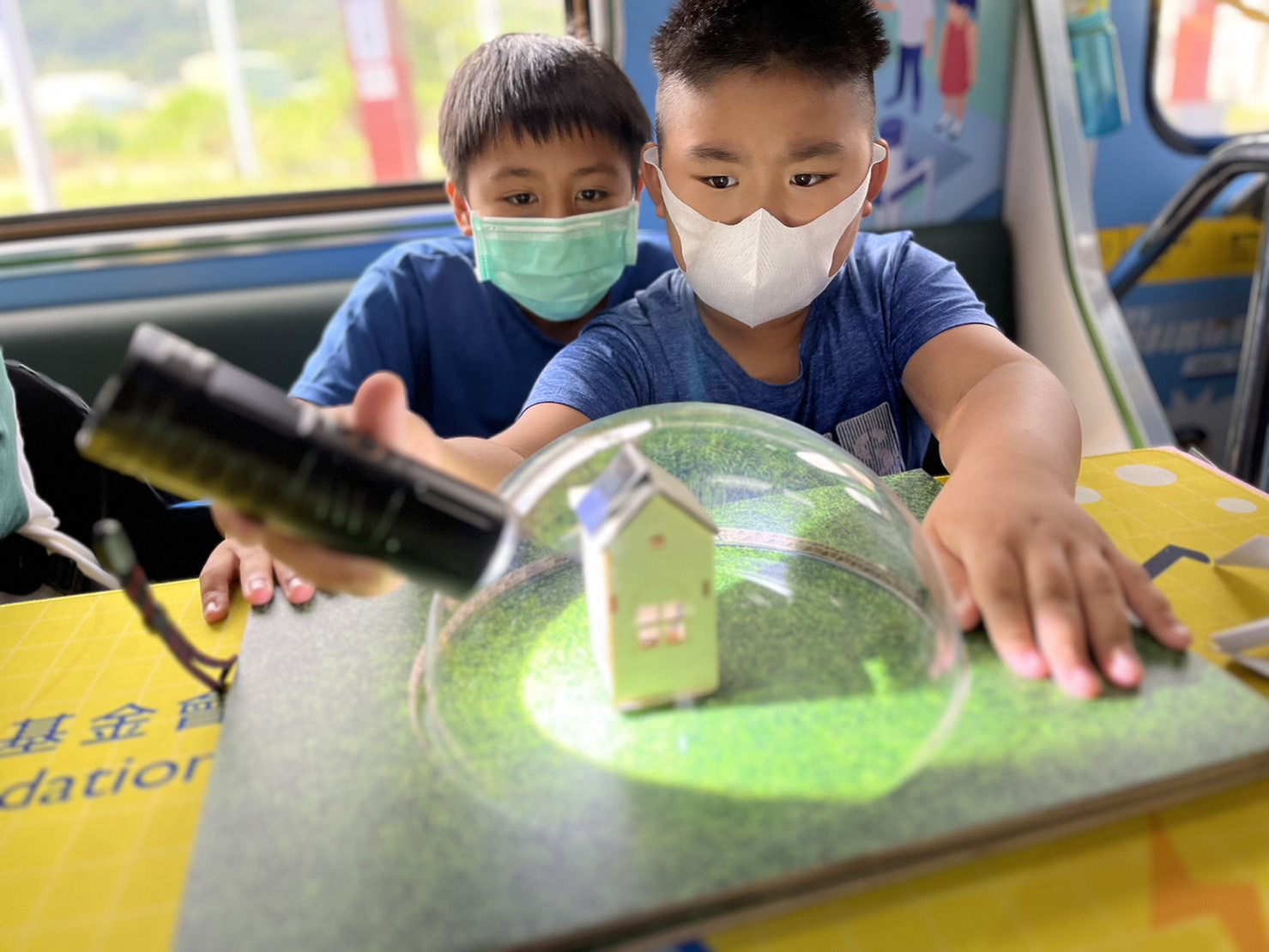 參與基礎科學主題車廂，以STEAM教學精神，設計「逐日科學家」、「太陽能工程師」以及「淨零建築師」三大能源科普課程和實驗